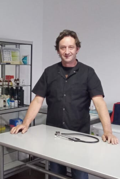 Veterinario frente a una mesa de consulta con estetoscopio sobre la mesa en el Centro médico integral para mascotas Villa Carlos Paz